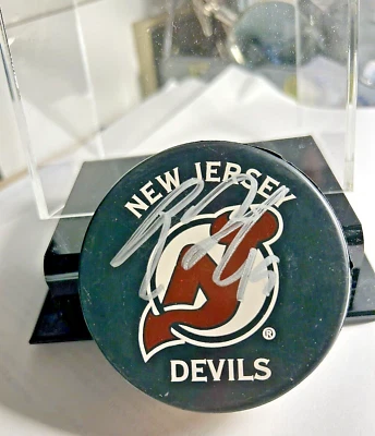 Disco de juego oficial autografiado por Travis Zajac New Jersey Devils de la NHL ~ en estuche Foto 1 de 4