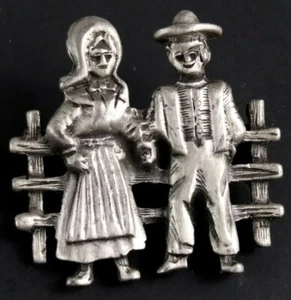 Vintage MCM Amish Couple Farmer Wife Sonnenbrille? Brosche Anstecknadel Lattenzaun Zinn? - Bild 1 von 7
