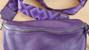 Hüfttasche Crossbag Cross over Body Bag Schultertasche Gurt  Leder Optik lila - Bild 1 von 5