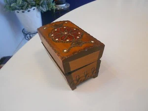 VERZIERTE KLEINE HOLZ SCHMUCKSCHATULLE MIT SCHARNIER 3 3/4" X 2 1/4" X 2 1/4" - Bild 1 von 6