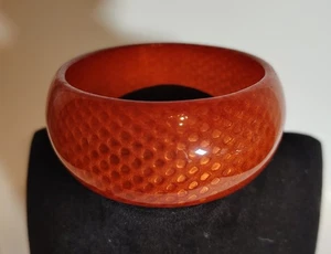 Brazalete De Colección Noir Lucite Rojo Naranja Piel de Serpiente 2.5" Diámetro Interior 1.5" Ancho - Imagen 1 de 4