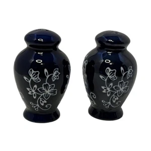 Salt And Pepper Shakers Vintage Porcelain With Stopper - Picture 1 of 3
