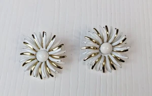 Vintage metal flower daisy white and gold tones clip on earrings - Picture 1 of 4