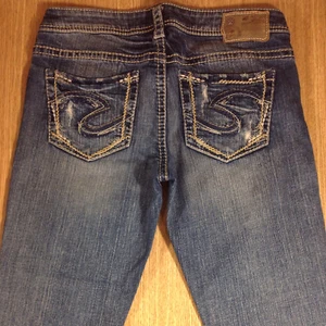 SILVER Jeans SUKI LOW CAPRI 28 Medium Blue Distressed *XLNT EUC* M071318 - Picture 1 of 2
