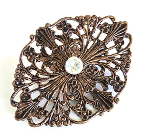 Prendedor ovalado estampado cobre estrás transparente encaje filigrana floral vintage 2,25" L - Imagen 1 de 3