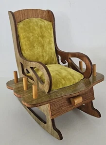 Nadelkissen Holz Schaukelstuhl mit Schublade & 6 Fadenspulenhaltern. Vintage 50er/60er Jahre. - Bild 1 von 8