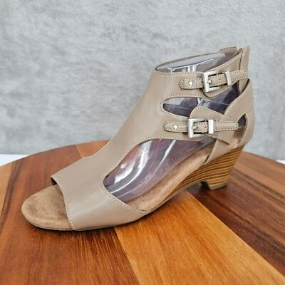 Sandalias de cuña Croft & Barrow Ortholite 8 pastel topo imitación cuero punta abierta cremallera Foto 1 de 4