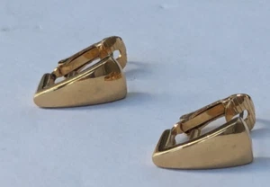Pendientes Poste Geométrico Tono Dorado Mod Curva con Clip Trasero 5/8 Pulgadas Gota - Imagen 1 de 6