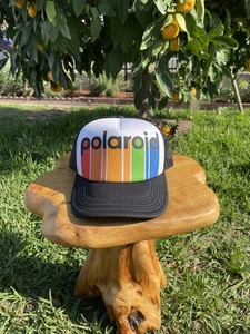 Sombrero de camionero Polaroid retro a rayas arco iris con espalda de malla de Mad Engine  - Imagen 1 de 6