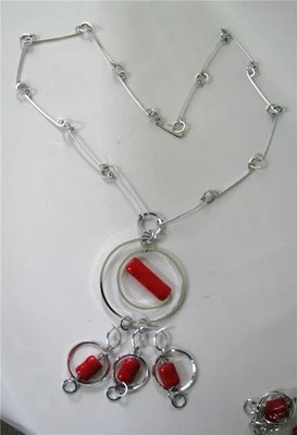 Collar colgante vintage artesanal con cuentas rojas de aluminio plateado llamativo Foto 1 de 4