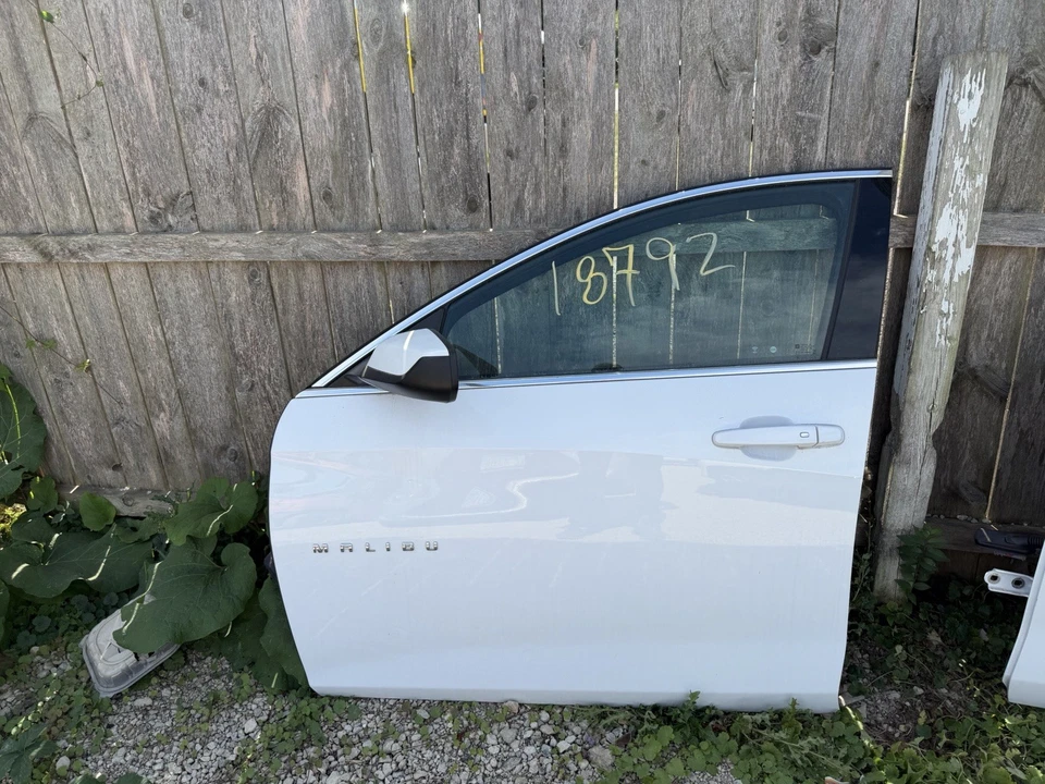 Conjunto de puerta delantera del conductor Chevy Malibu 2023 Foto 1 de 1