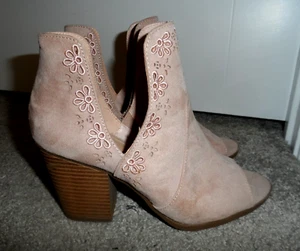 Süße JustFab Gr. 6,5 mauve offene Zehenpartie Wildlederimitat Blockabsatz Stiefeletten Liana - Bild 1 von 7