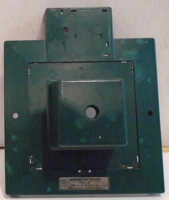 VINTAGE AMERICAN FLYER GREEN BASE FOR FLOODLIGHT & WATER TOWERS - Image 1 of 2