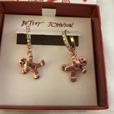 Pendientes de aro Betsey Johnson tono dorado Huggie con pan de jengibre metálico rosa nuevos en caja Foto 1 de 4
