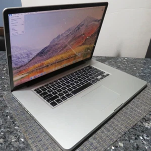 Apple MacBook Pro 17” Core i7 2.2GHz 8GB RAM 240GB SSD DVD - Imagen 1 de 7