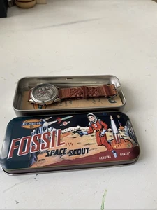 Fossil Space Scout Uhr Dose 1995 Retro Americana Sci-Fi Raygun mit Uhr #W12 - Bild 1 von 4