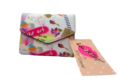 Cartera Luv Betsey Johnson triple solapa impresión artística ranuras para tarjetas logotipo en todas partes Foto 1 de 4