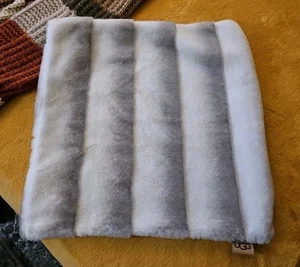 UGG Copricuscino Morbido Peluche Finta Quadrato 20"x 20" Bianco Grigio - Foto 1 di 8