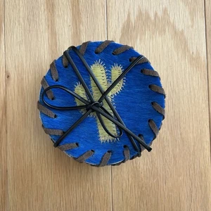 Nuevo con etiquetas Juego de 6 posavasos Dekoland Cactus cuero de vaca gamuza azul marrón punto de látigo - Imagen 1 de 3