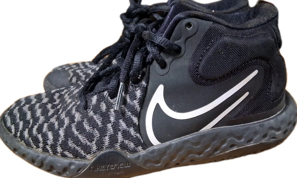 NIKE KIDS KD TREY 5 VIII SIZE 3.5Y  BASKETBALL SHOES BLACK & WHITE PRELOVED  - Image 1 of 4