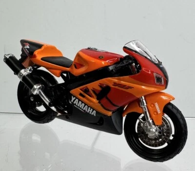 Motocicleta a escala 1:18 Maisto Yamaha YZF R-1 Deltabox Naranja y Roja Foto 1 de 4