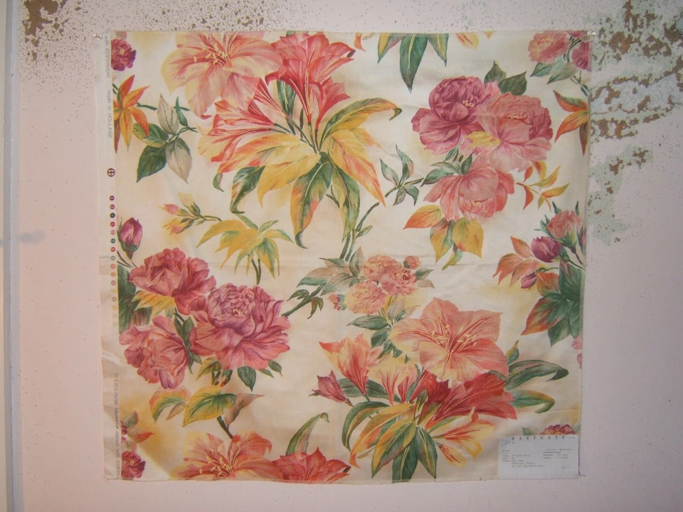 Westgate, Estampado Floral Tropical, De Colección Remanente, 26" W X 28" L, Color Tropical Foto 1 de 1