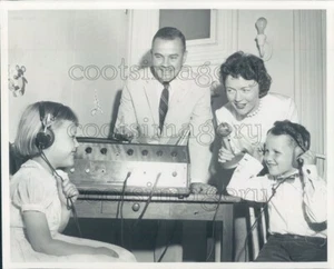 1960 Press Photo Near Deaf Children Using Jay Warren Audio Device & Headphones - Picture 1 of 2