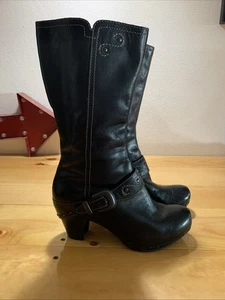 Dansko Leder Harness Stiefel Rylan Holz Absatz Schnalle Nieten Damengröße 38 7,5-8 - Bild 1 von 12