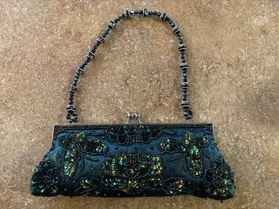 Bolsa de mão estilo vintage MOD verde bordada com miçangas fecho beijo noite - Imagem 1 de 3