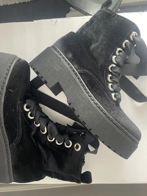 Botas de combate Jeffrey Campbell 7,5 terciopelo negro, góticas, únicas Foto 1 de 4