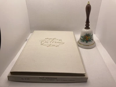 Livro de casamento vintage Our Wedding por C.R. Gibson and Co. com sino de Natal Avon - Imagem 1 de 4