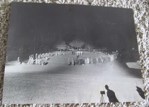 B & W PRESS PHOTO-FIRST NIGHT GOLF-GOLFERS IN KNICKERS-OLD CARS IN BACKGROUND - Picture 1 of 4