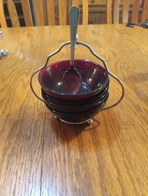 Juego de cuencos de postre rojo rubí con soporte y cuchara Foto 1 de 4