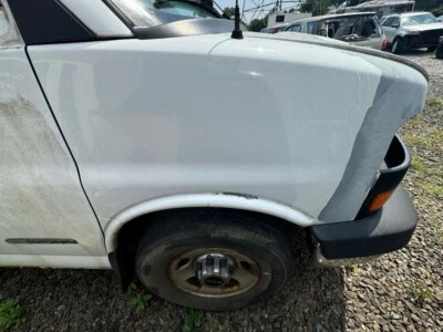 GMC SAVANA 1500/2500/3500 2003-2018 OEM GUARDABARROS DERECHO BLANCO P/N 25759781 OEM USADO Foto 1 de 4