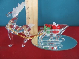 Pier 1 Weihnachtsfigur Glas Rentier Rudolph & Schlitten m. Geschenke auf Spiegel - Bild 1 von 3