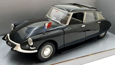 Solido 1/18 Scale Diecast 8035 - Citroen DS Presidentielle 1963 - Black - Image 1 of 4