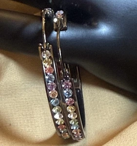 Vintage Joan Rivers Gunmetal silberfarbene bunte Strass-Creolen - Bild 1 von 7