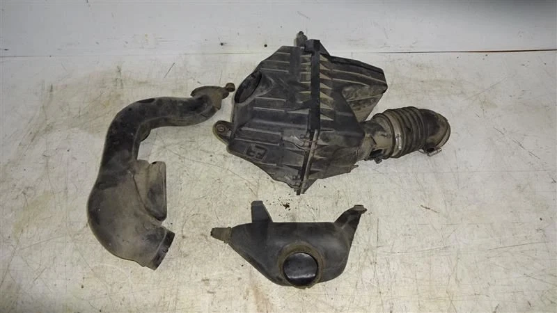 Air Cleaner Assembly 3.0L 6 Cylinder Fits 2001 2002 2003 2004 Ford Escape 673871 - Image 1 of 4