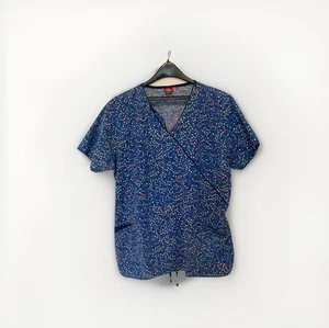 Women’s Dickies Polka Dot Print Back Tie V-Neck Scrub Top Size Medium W/Pockets - Picture 1 of 10