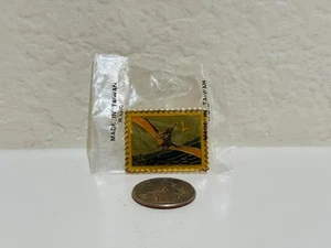 Pin's timbre dinosaure doré - Ptéranodon - 25¢ USA - 1988 Taiwan - Photo 1/3