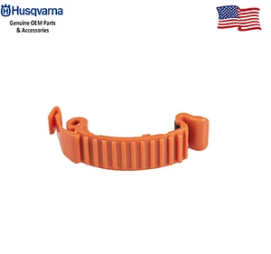 OEM HUSQVARNA Top Cover Fibbia Clip 503894701 346, 351, 353, 356, 357, 359, 435 - Foto 1 di 1