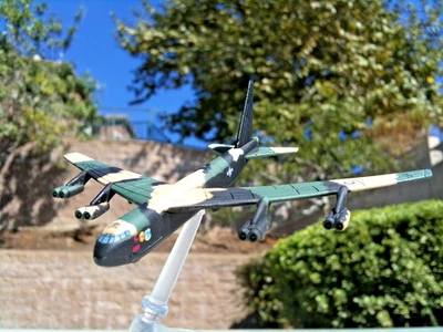 Corgi B-52D Stratofortress USAF SAC 307th SW, Diamond Lil Utapo Tailandia 1:550 Foto 1 de 4