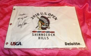 💥 SPILLA UFFICIALE 2018 U.S. OPEN SHINNECOCK HILLS BANDIERA USGA FIRMATA COREY PAVIN - Foto 1 di 3