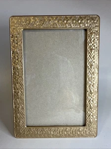 Struttura da tavolo in metallo dorato metallo testurizzato 7” x 4,75” apertura interna 3,5” x 5,5” - Foto 1 di 6