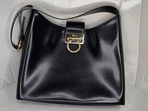 SALVATORE FERRAGAMO Lack Kalbsleder Gancini Hobo schwarz Einzelhandel: 2 5 - Bild 1 von 13