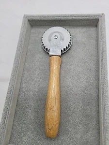 Vintage KrimpKut Versiegelung Gebäck gekräuselt Schneider Handwerkzeug mit Holzgriff - Bild 1 von 16
