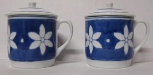 William Sonoma IDG Blau Weiß Blume Retro Kaffeebecher & Deckel 2er Set - Bild 1 von 5