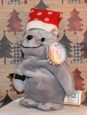 Coca Cola Plüsch Beanie Robbe in einer Mütze mit einer Cola Flasche 1997 6 Zoll groß - Bild 1 von 4