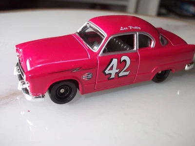 CAMPEONES DE CARRERAS RICHARD PETTY 5 DÉCADAS 1953 LEE PETTY OLDSMOBILE COCHE 1/64 Foto 1 de 4
