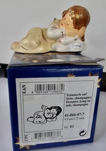Weihnachten Goebel Engel Träumerle auf Seite 4,5 cm Dreamer Iying on side - Bild 1 von 4